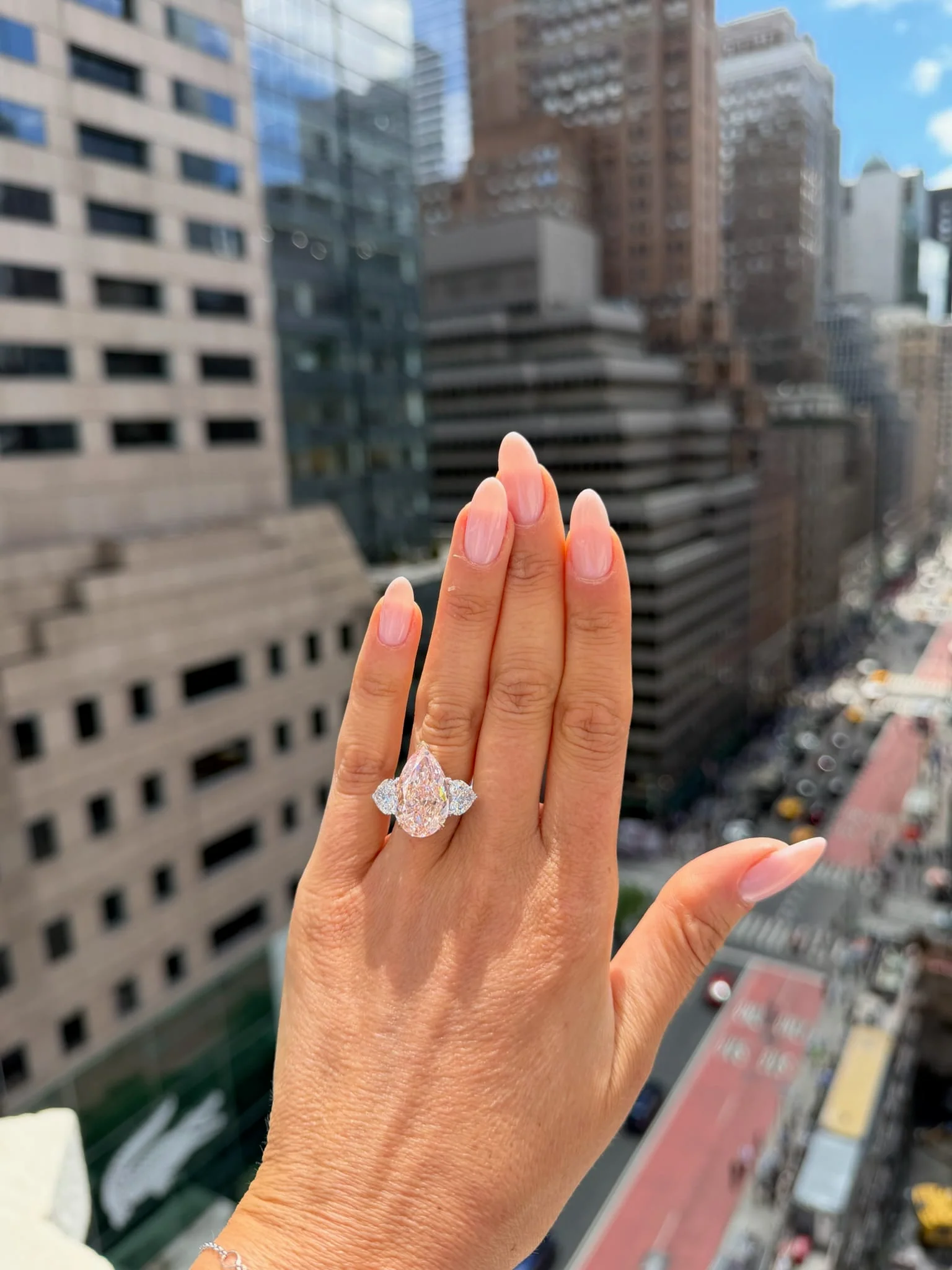 15.85 Carats Pear Shaped Fancy Vivid Pink High Jewelry Lab Grown Diamond Engagement Ring - Image 2